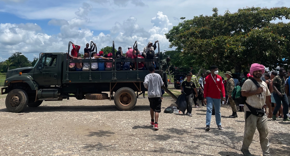 Eine Gruppe von Migrant*innen, die nach der Überquerung des Dschungels von Darien im Aufnahmezentrum von San Vicente ankommt.
