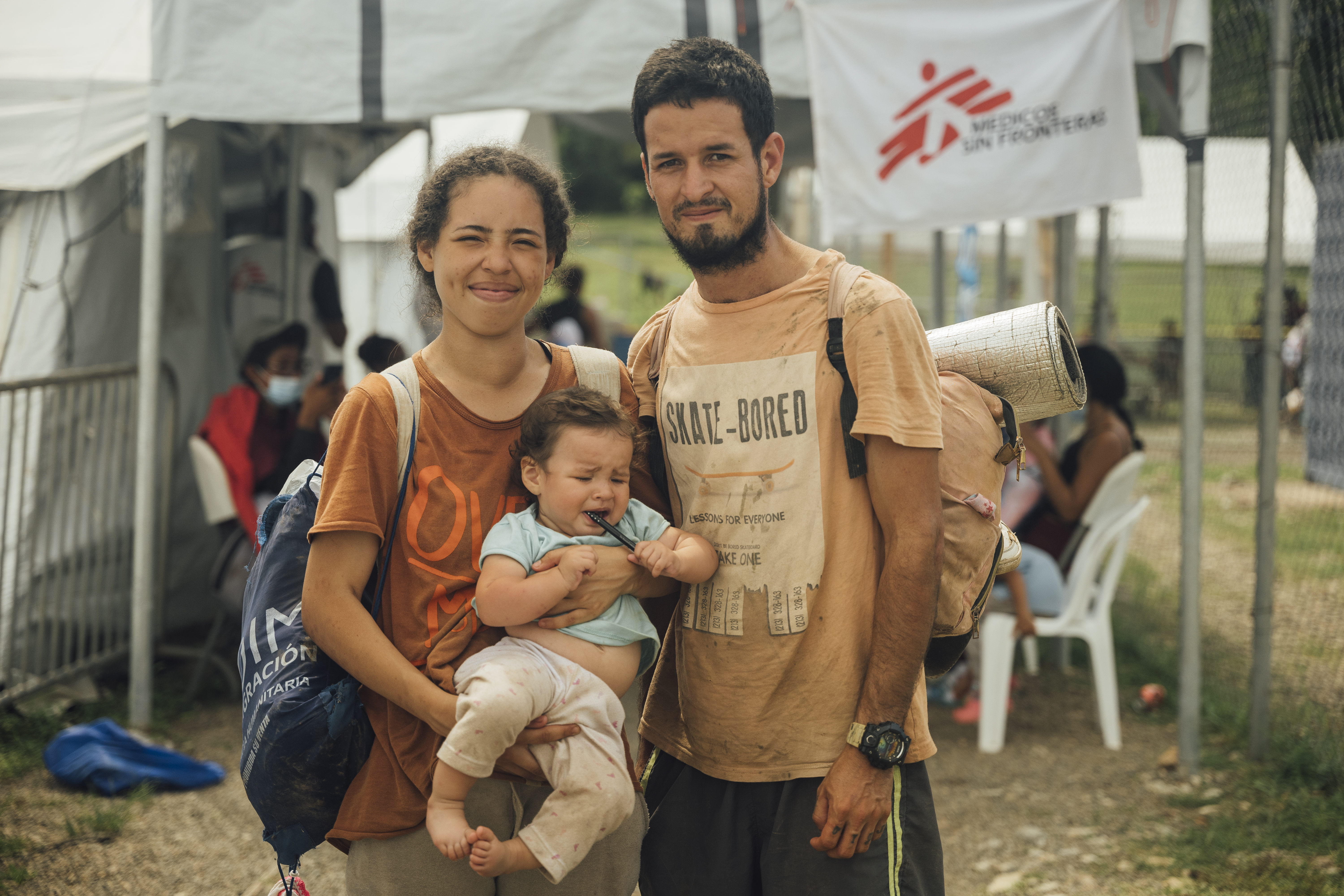 Das Paar Hernán Betancourt und Mariana Tablante wartet mit ihrer kleinen Tochter in der Aufnahmestation für Migrant*innen in San Vicente, in Panamá.