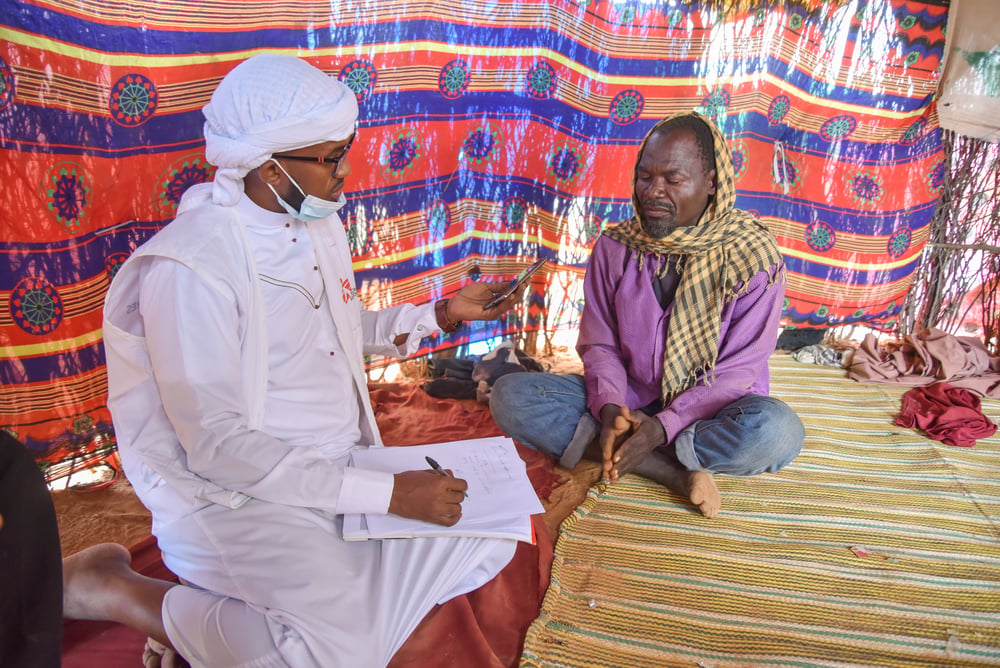 Borow Ali führt mit dem Gesundheitsbeauftragten Sheriff Abdi ein Interview in seiner Unterkunft.