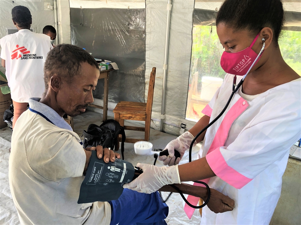Ein Patient wird nach einem Zyklon im April 2022 in Madagaskar behandelt.