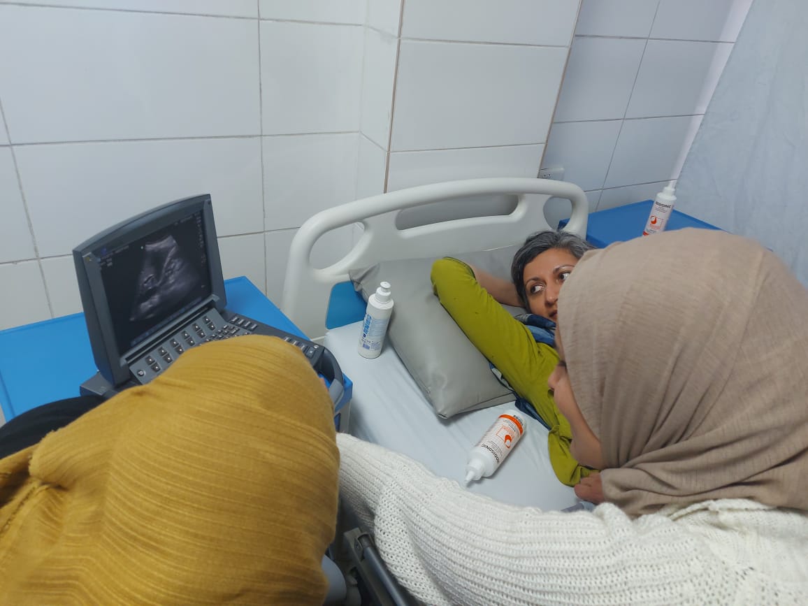 Ausbildung für Hebammen am Ultraschall-Gerät in einer Geburtsklinik im Irak
