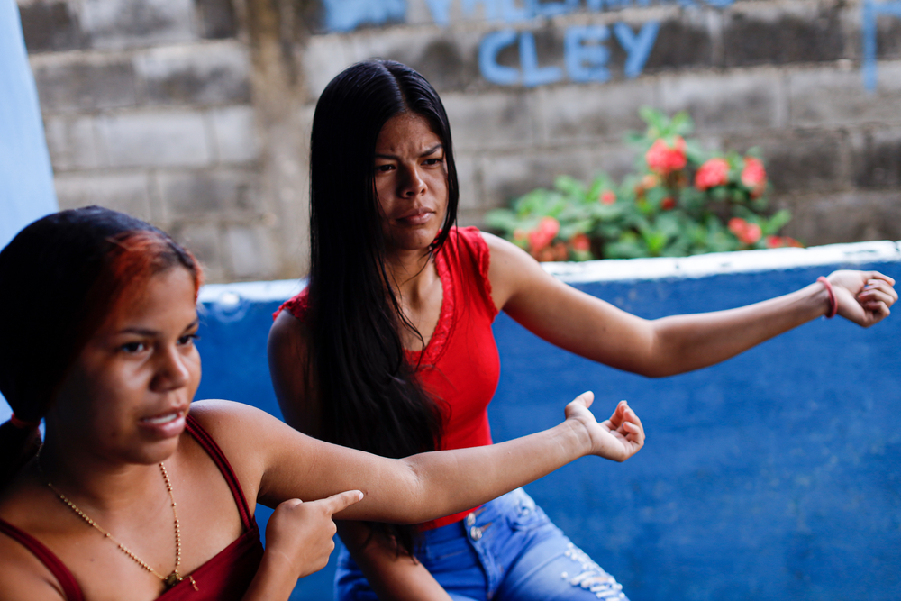 Frauen in Venezuela zeigen Hormonimplantat zur Verhütung an Arm