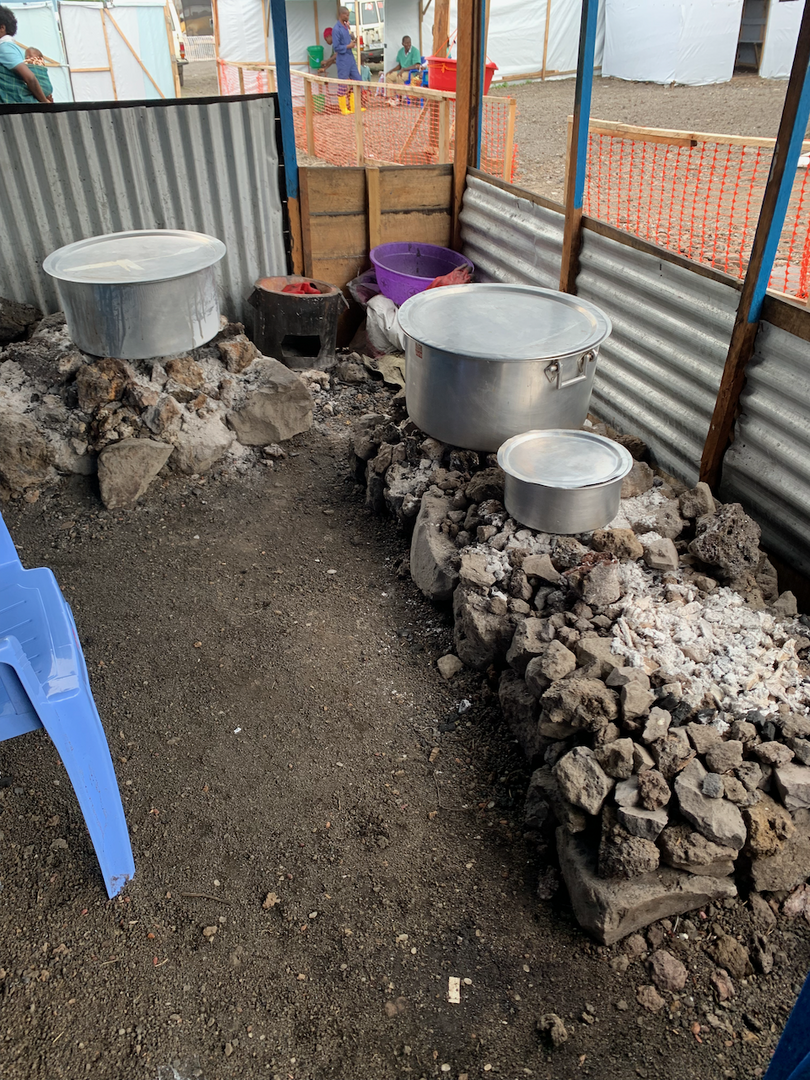 Provisorische Kochmöglichkeit im Camp Lushagala vor dem Ausbau der Küche.
