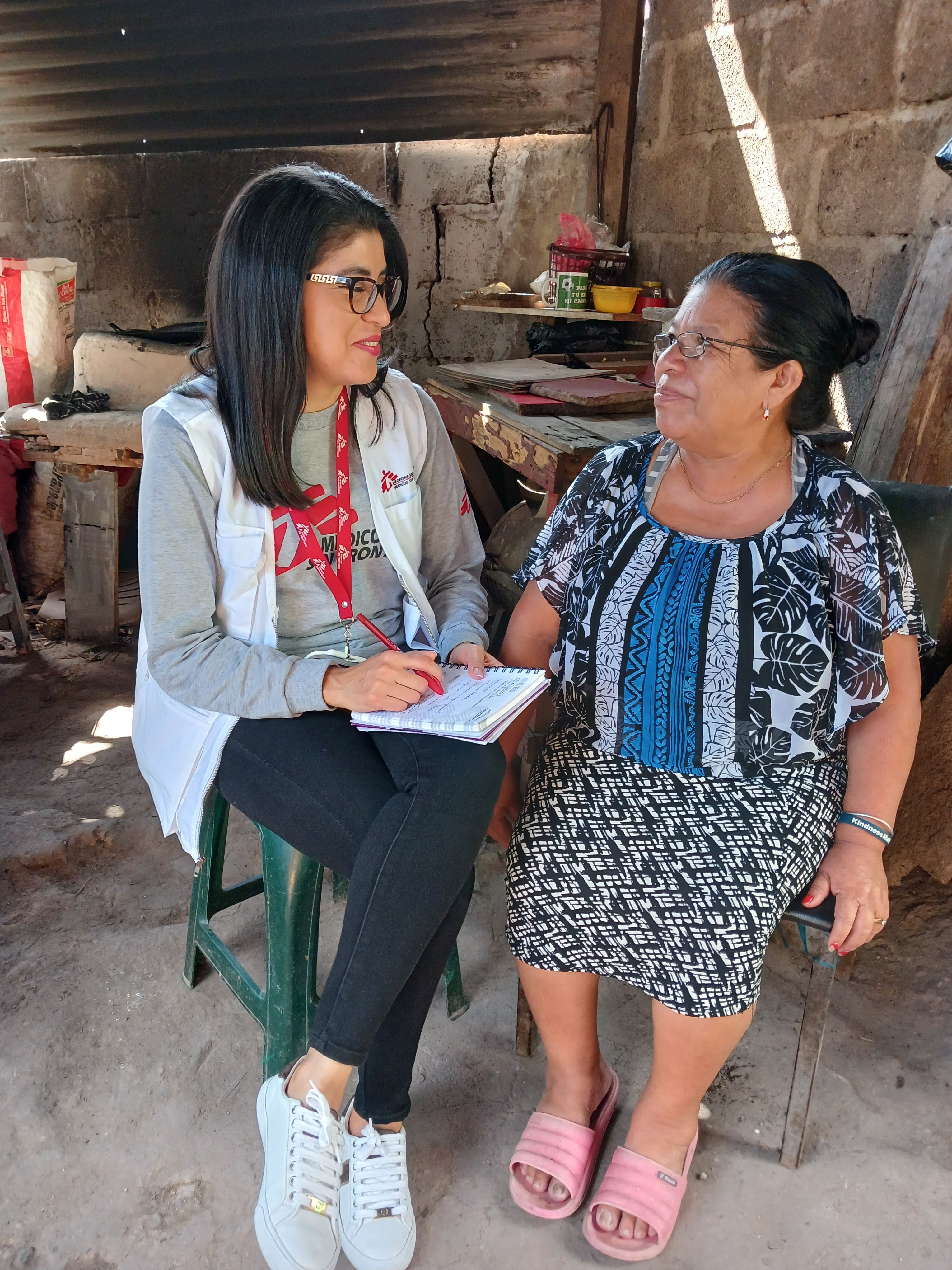 Ärztin Jessyca im Gespräch mit ihrer Patientin Entima Perez