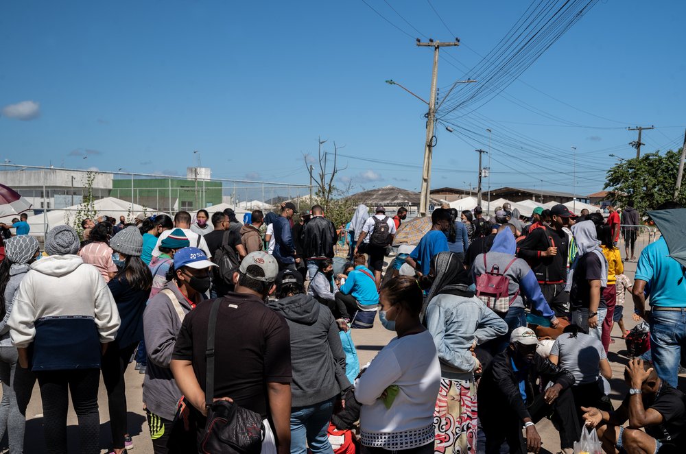 Viele Menschen warten vor einem Migrationsbüro