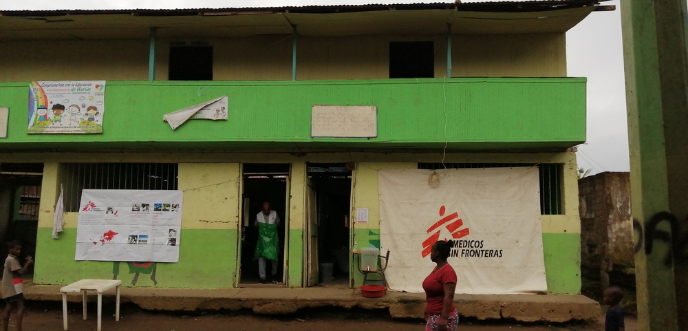Ein leerstehendes Schulgebäude wird zu einem Gesundheitszentrum von Ärzte ohne Grenzen umfunktioniert