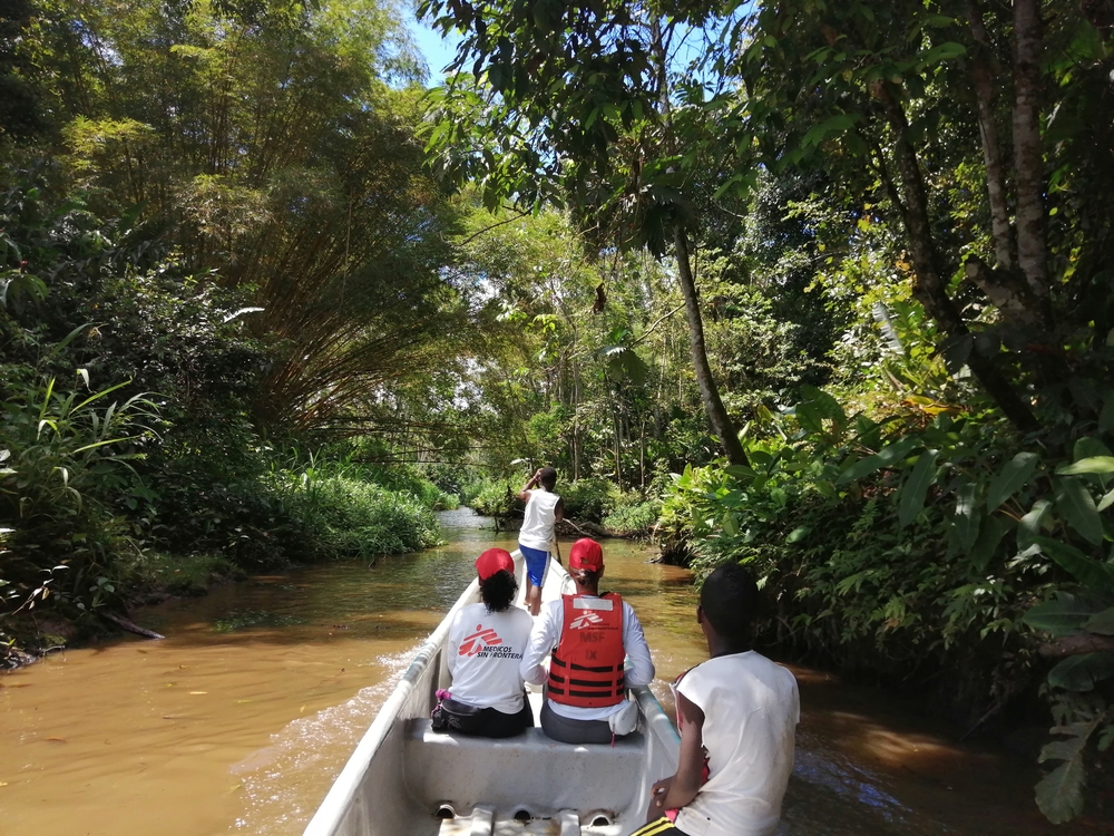Ein Team von Ärzte ohne Grenzen unterwegs auf dem Fluss