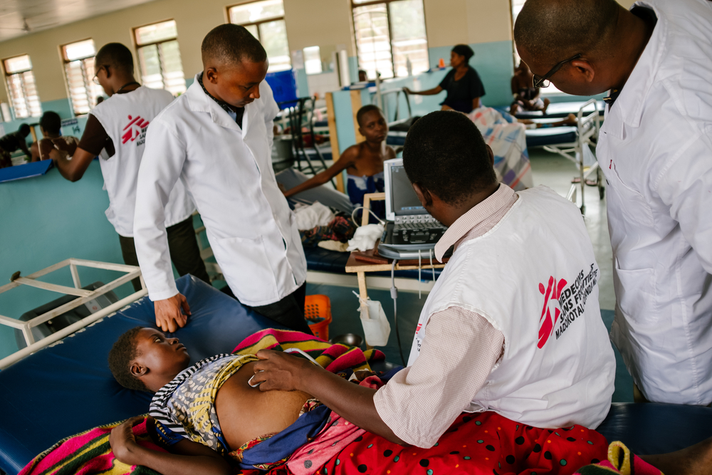 Mitarbeitende von Ärzte ohne Grenzen untersuchen eine junge Frau in Malawi