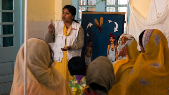 Eine Lehrerin erteilt ihren Schülerinnen Präventionsunterricht zu Kala Azar und  Malaria