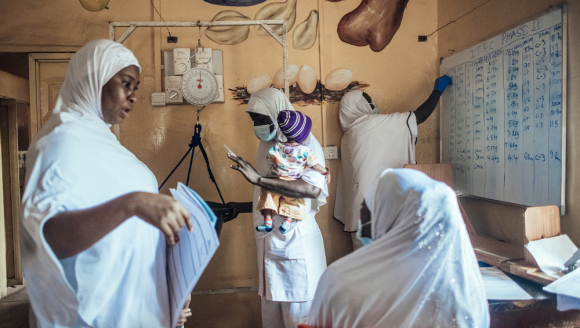 Krankenschwestern wiegen genesene mangelernährte Kinder in Sokoto, Nigeria