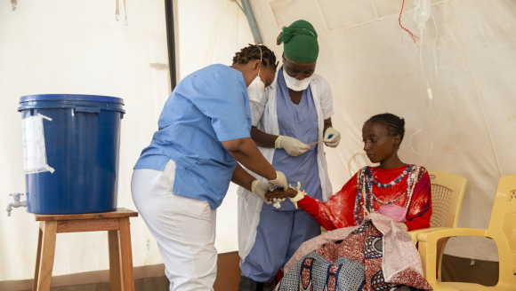 Pflegerinnen versorgen Patientin in Cholera-Behandlungszelt