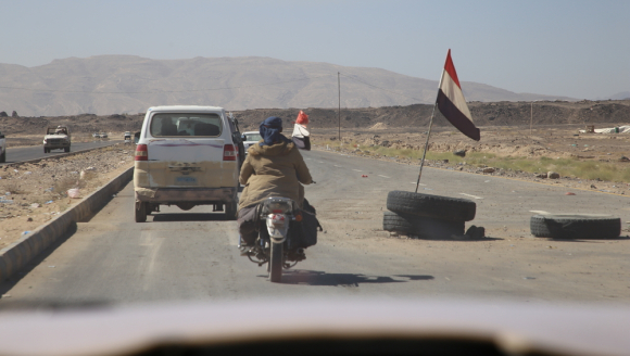 Mehrere Fahrzeuge auf einer Straße von Marib, Jemen