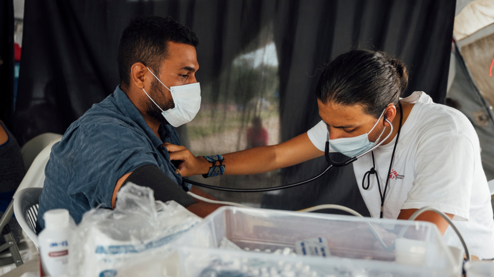 Dr. Alexis Cordova untersucht einen Patienten in Panama