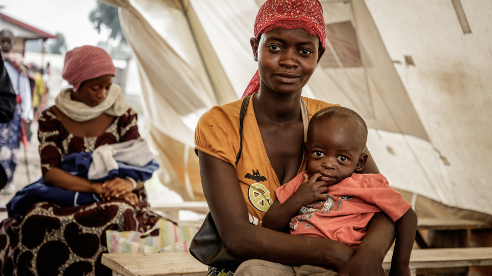 Naomi und ihr Sohn Alexis im Cholera-Behandlungszentrum in Kanyaruchinya (DRC)