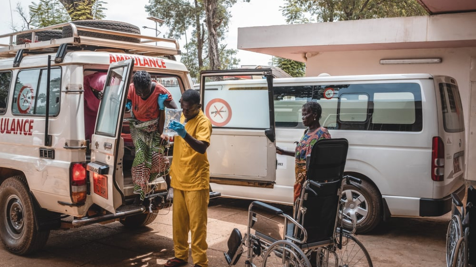 Ein Krankenwagen vor der Entbindungsklinik in Bangui, Zentralafrikanische Republik