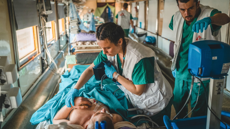 Mitarbeitende behandeln Kriegsverletzte aus der Ukraine in einem Zug