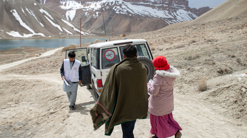 Eine Patientin verlässt unsere Gesundheitseinrichtung in Afghanistan