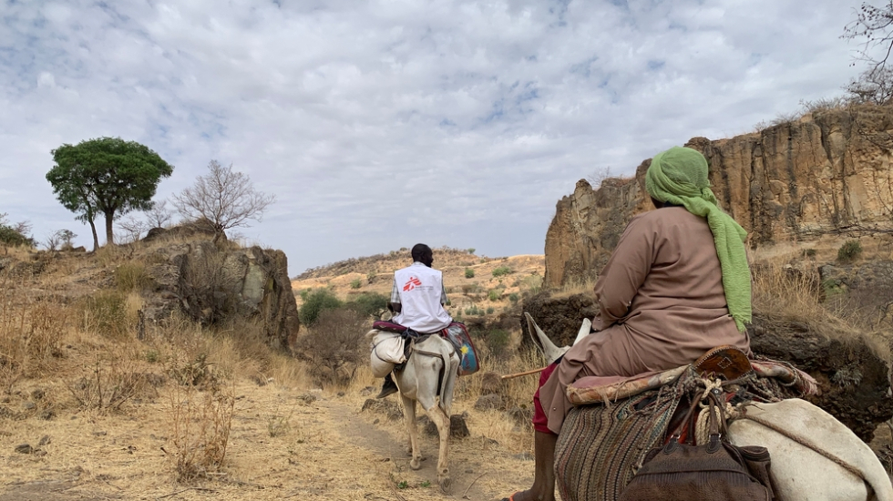 Das Team von Ärzte ohne Grenzen ist auf dem Rücken von Eseln und Kamelen auf dem Weg zur Gemeinde Dilli.