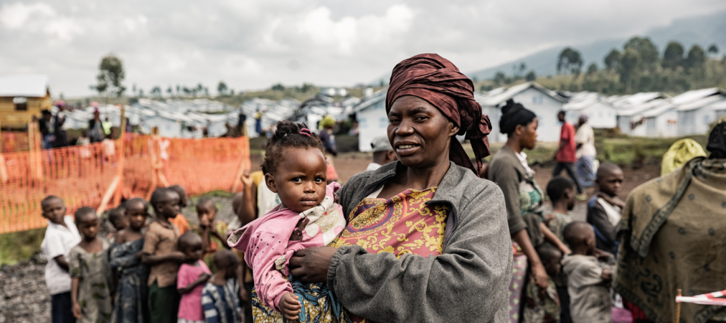 Eine Frau hält in der Republik Kongo ein Kleinkind auf dem Arm.