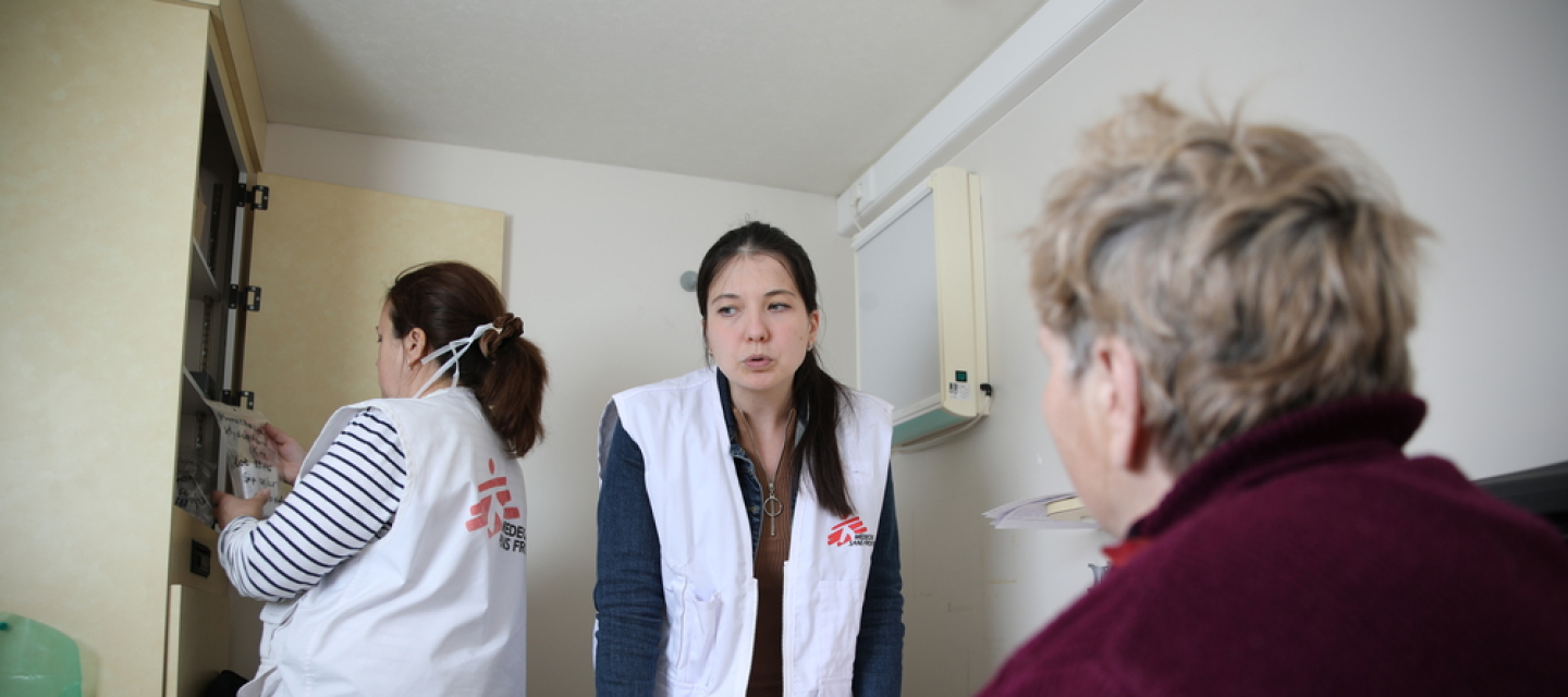 Drei Frauen bei einer medizinischen Konsultation in einer mobilen Klinik
