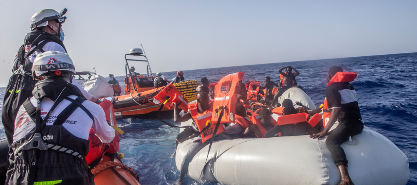 Die Teams der Geo Barents retten die Menschen von einem Schlauchboot auf dem Mittelmeer