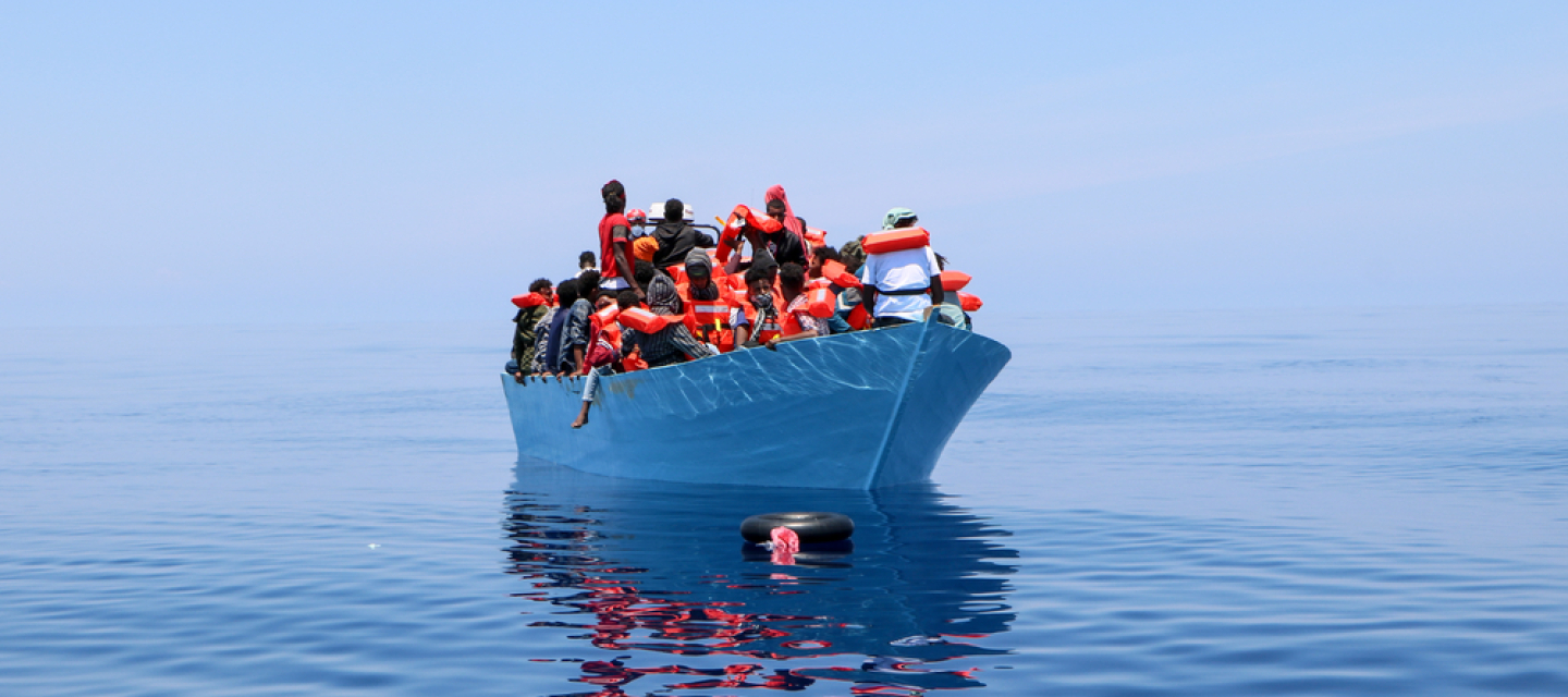 Auf Beiboot bringen wir Menschen auf unser Seenot-Rettungschiff.