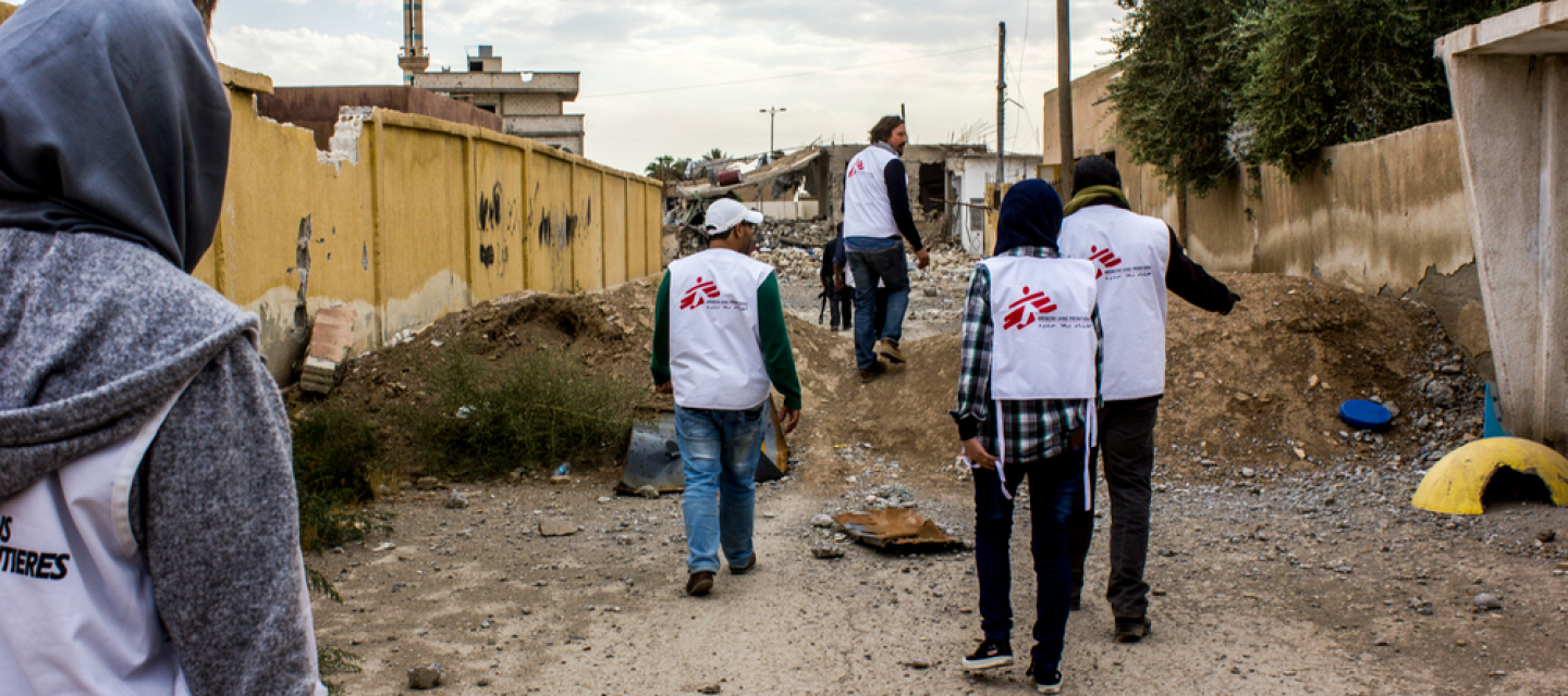Unsere Hilfe in Syrien: Mitarbeiter*innen erkunden hier Gelände in der Stadt Raqqa.