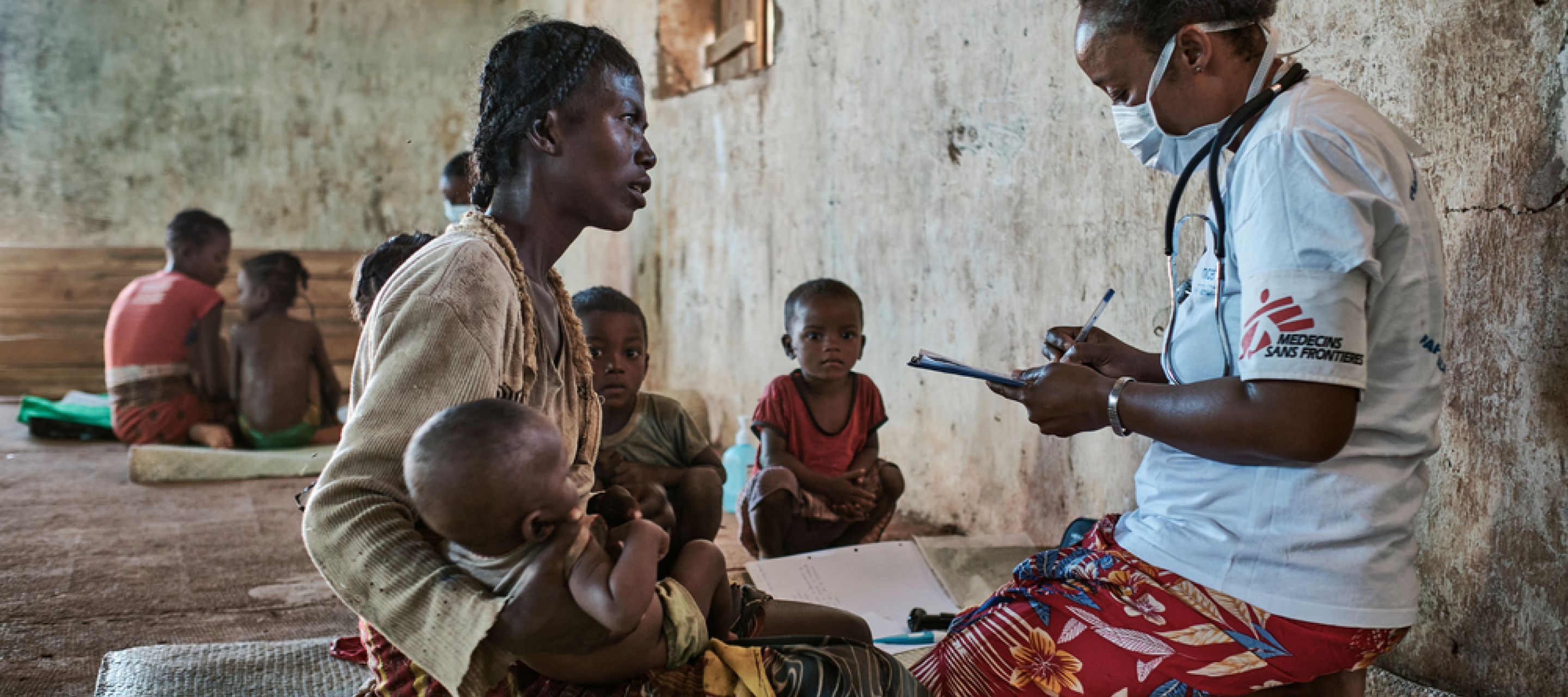 Mutter und Kind in Madagaskar im Untersuchungsgespräch mit einer Mitarbeiterin von Ärzte ohne Grenzen