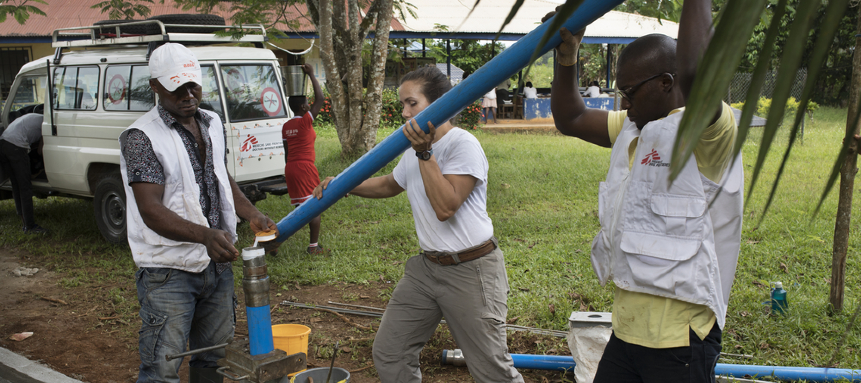Drei Techniker*innen installieren eine Wasserpumpe in Nigeria.