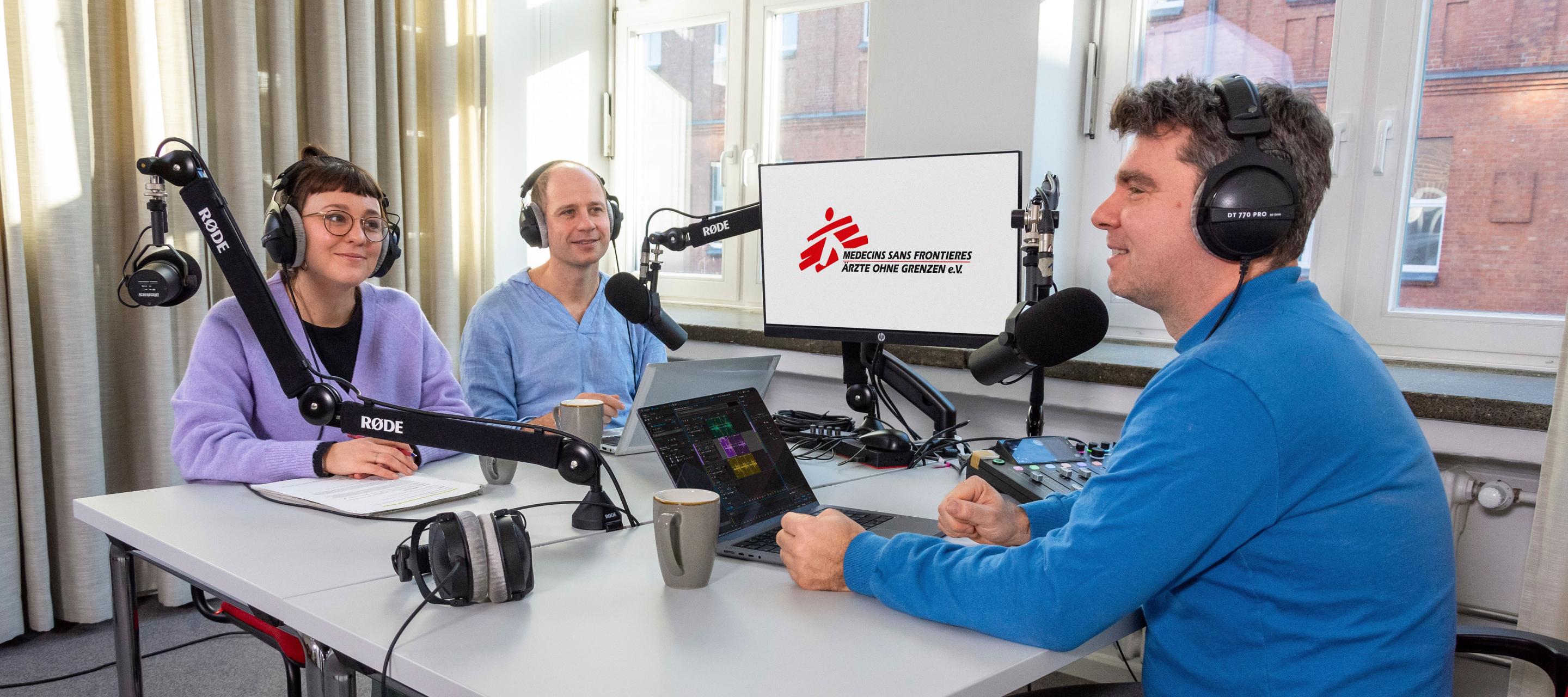 Podcastaufnahme: Die Moderatoren Christian Katzer und Christian Conradi mit Melissa Scharwey