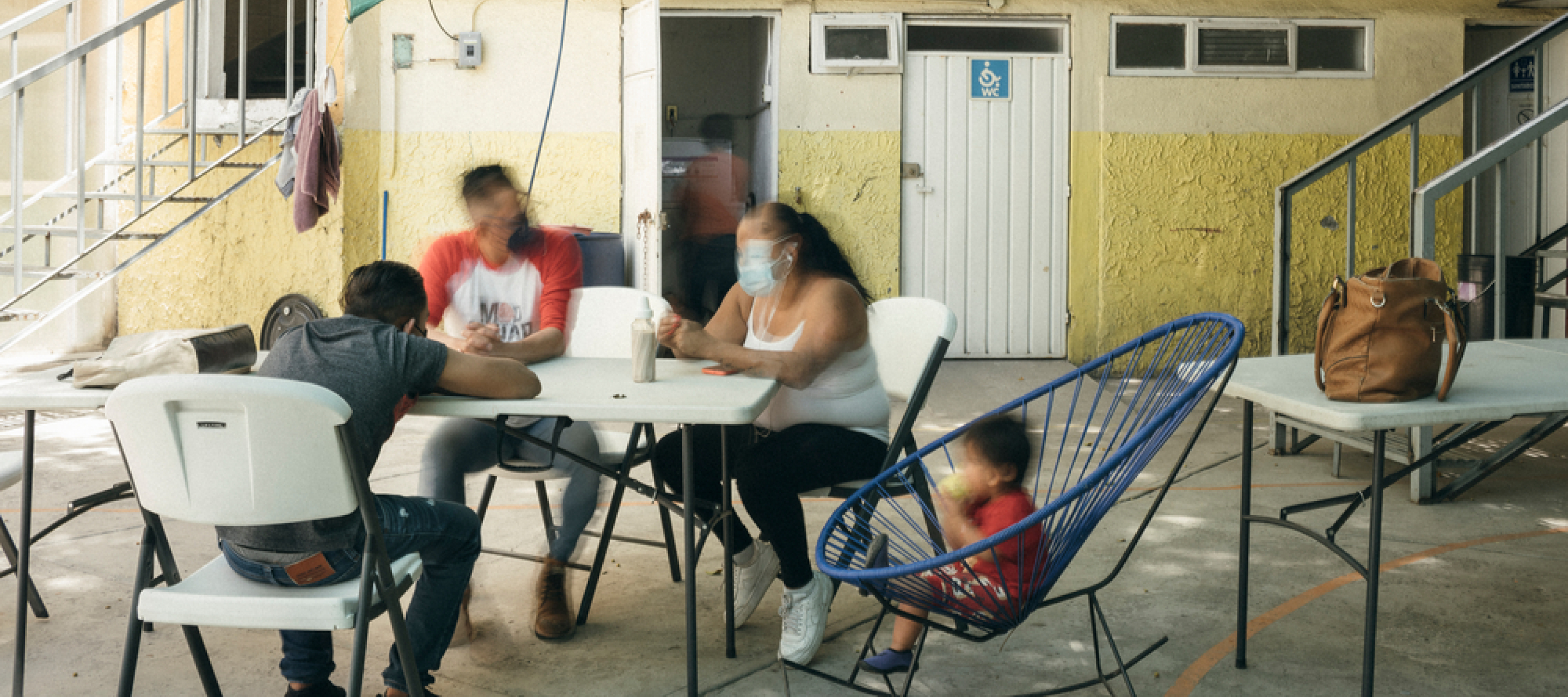 Migrant*innen sitzen in dem ambulanten Zentrum CAI in Mexiko-Stadt