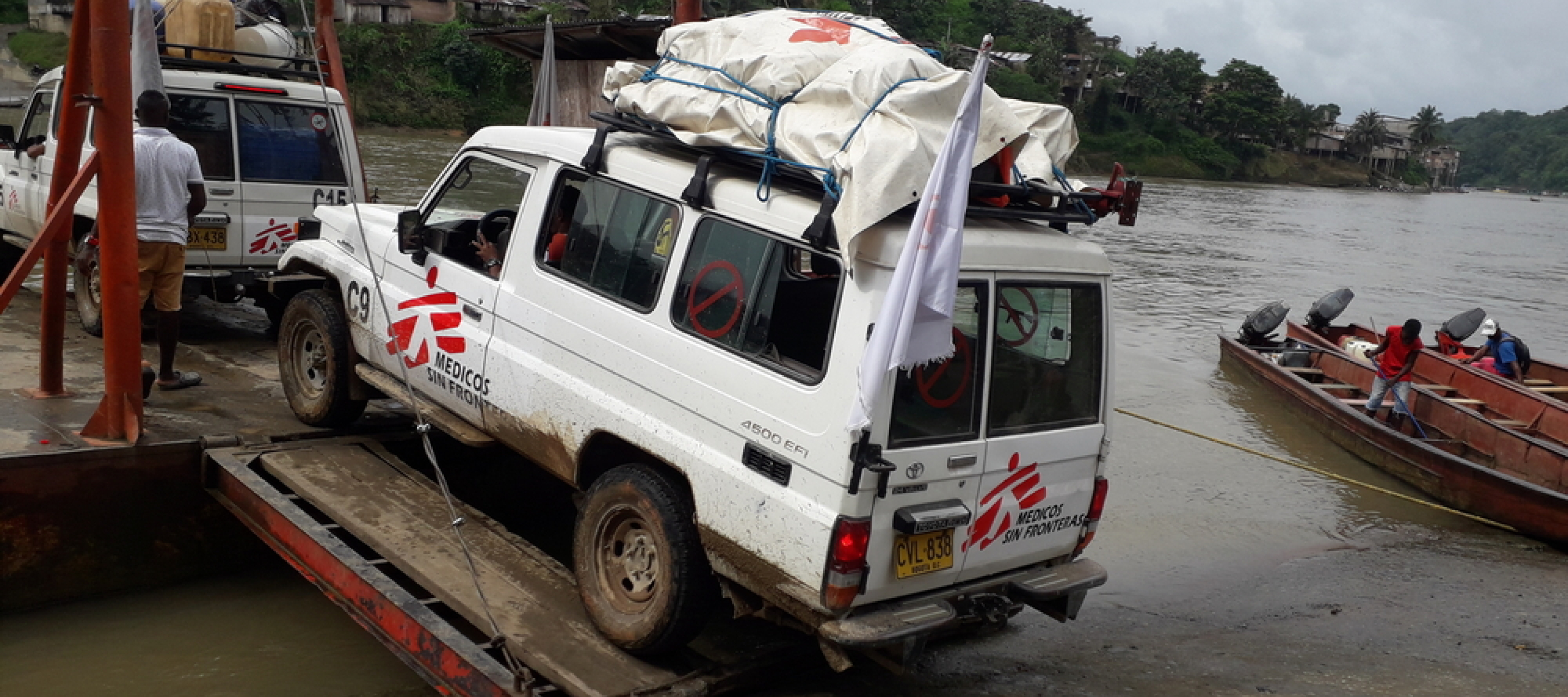Ein Jeep von Ärzte ohne Grenzen wird auf eine Fähre gefahren um den Telembi Fluss in Kolumbien zu überqueren