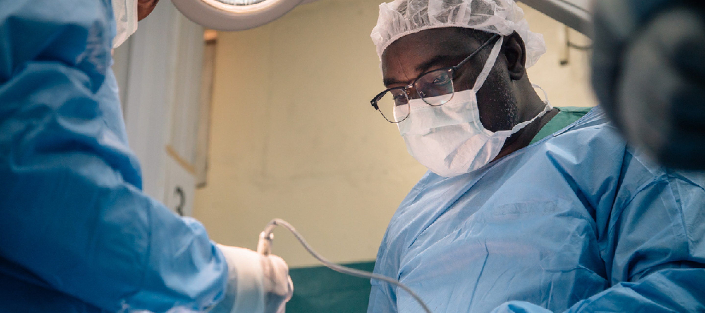 Dr. Abubakar Lawal Abdullahi nimmt eine Operation an einem Noma-Überlebenden vor.